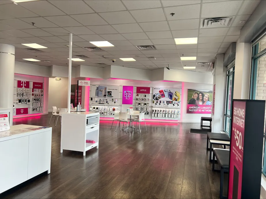 Foto del interior de la tienda T-Mobile en Peachtree Rd & Delmont Dr, Atlanta, GA
