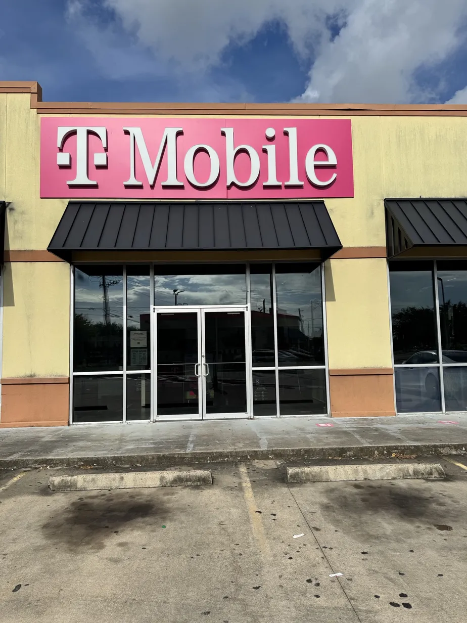  Exterior photo of T-Mobile Store at Bellaire & Bissonet, Bellaire, TX 