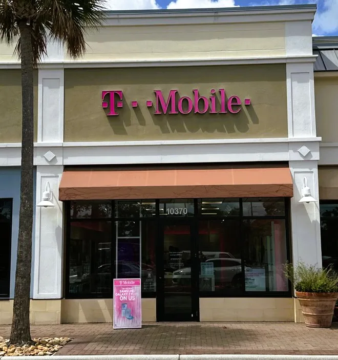  Exterior photo of T-Mobile Store at Roosevelt Blvd N & Gandy Blvd N, St Petersburg, FL 