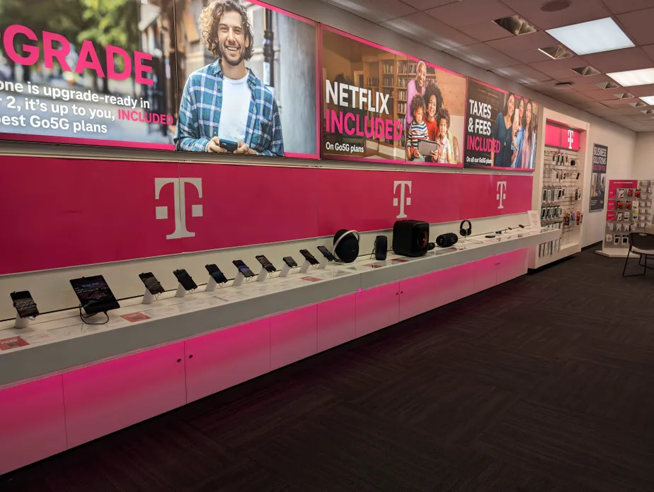 Foto del interior de la tienda T-Mobile en Marketplace on Yosemite Ave, Manteca, CA
