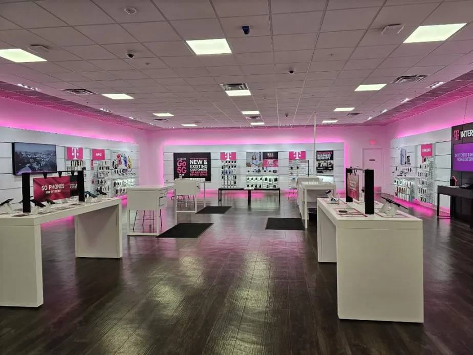 Foto del interior de la tienda T-Mobile en Opry Mills, Nashville, TN