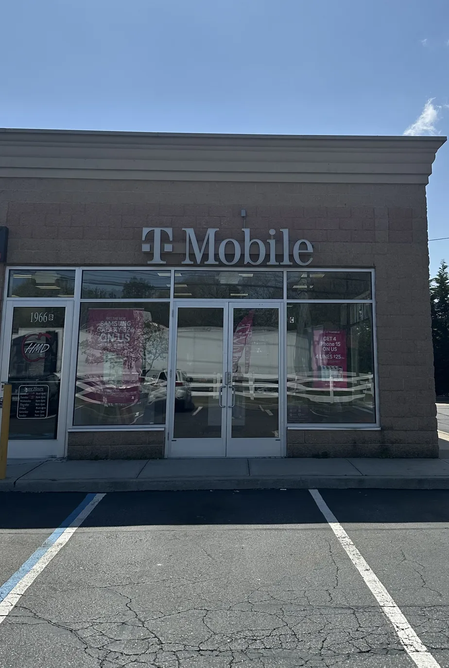Foto del exterior de la tienda T-Mobile en Veterans Hwy & Suffolk Ave, Islandia, NY