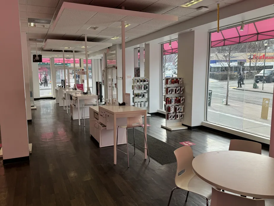 Foto del interior de la tienda T-Mobile en Main St & N Broadway, Yonkers, NY