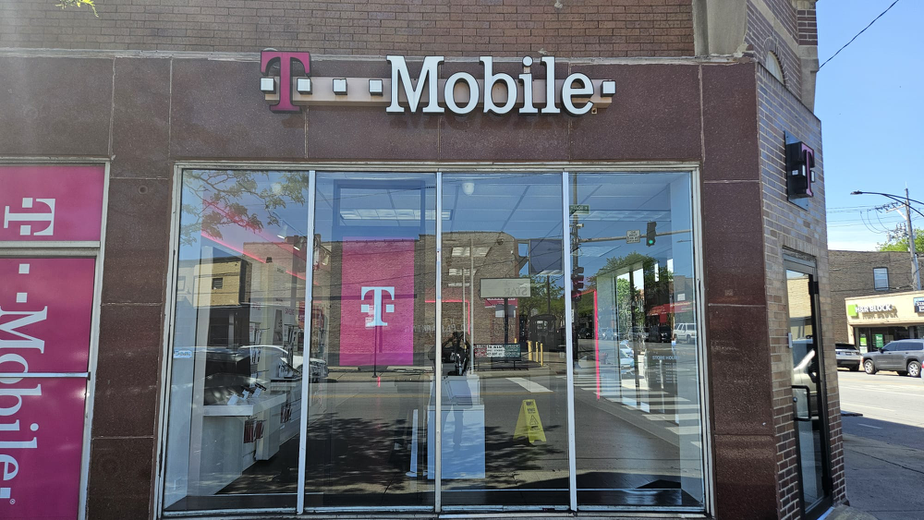 Foto del exterior de la tienda T-Mobile en 106th & Ewing, Chicago, IL