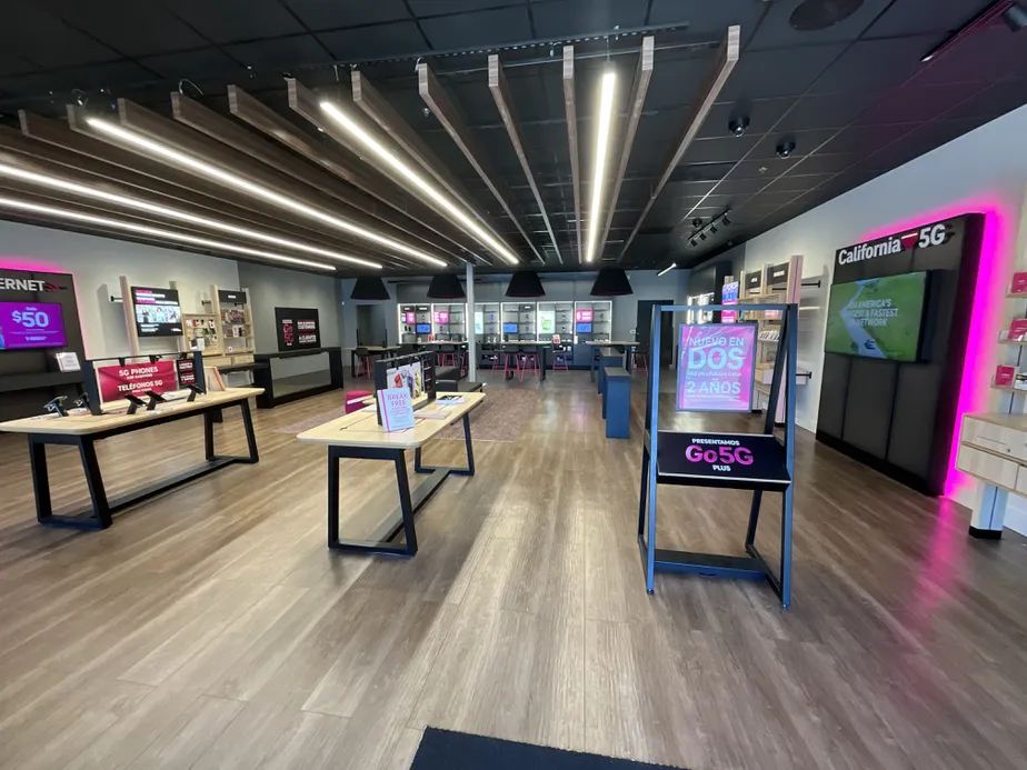 Foto del interior de la tienda T-Mobile en March Ln - Home Depot Center, Stockton, CA
