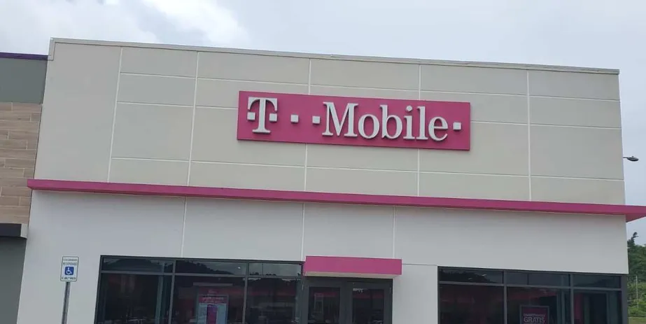 Foto del exterior de la tienda T-Mobile en La Virgencita, Toa Baja, PR