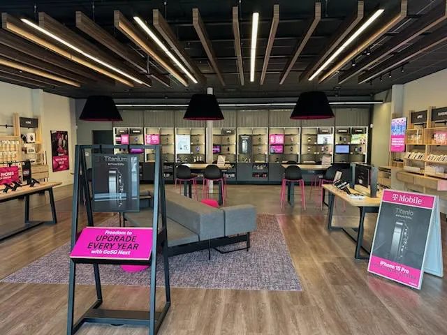 Foto del interior de la tienda T-Mobile en Whitehall Commons, Charlotte, NC
