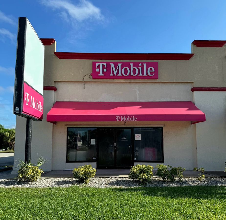 Exterior photo of T-Mobile Store at E Merritt Is Cswy & Goodwin Dr, Merritt Island, FL
