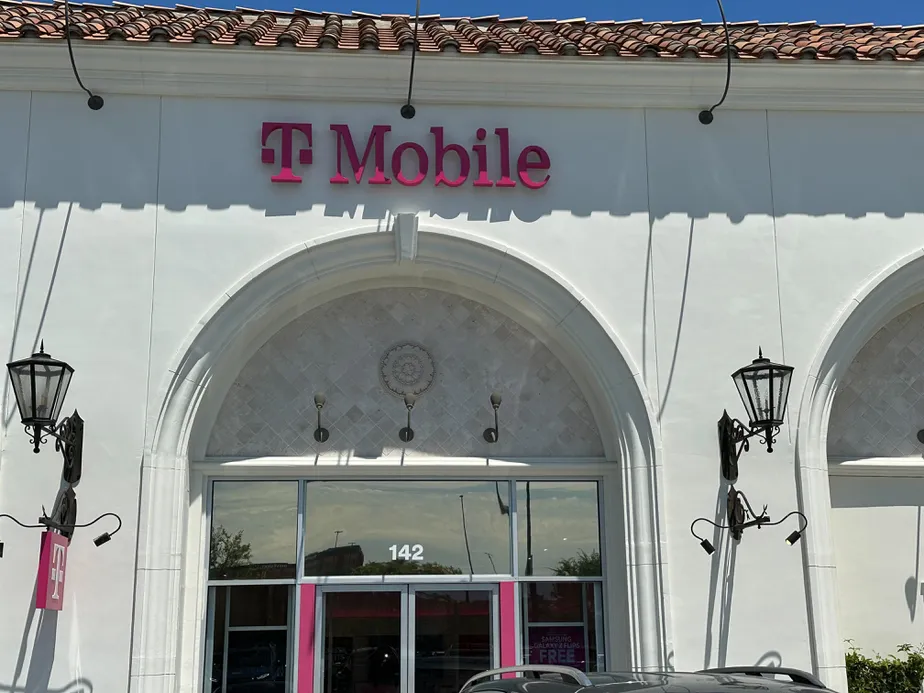 Foto del exterior de la tienda T-Mobile en Bella Terra Center, Huntington Beach, CA