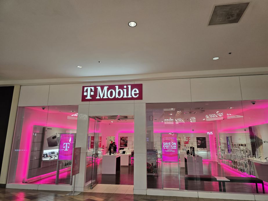 Exterior photo of T-Mobile Store at Beachwood Mall, Beachwood, OH