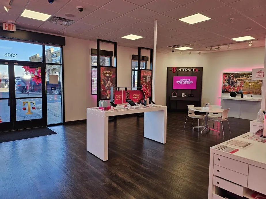 Foto del interior de la tienda T-Mobile en 6th St & 22nd Ave, Brookings, SD