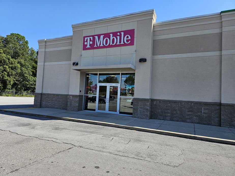 Exterior photo of T-Mobile Store at Walton Plaza, Defuniak Springs, FL
