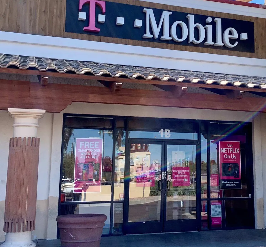 Exterior photo of T-Mobile store at 35th Ave & Glendale Ave, Phoenix, AZ