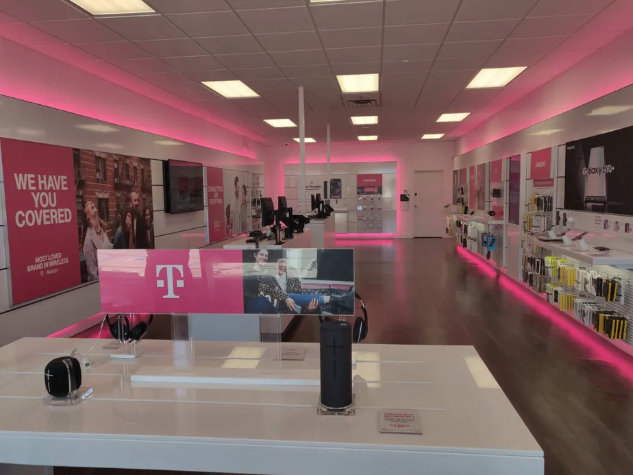 Foto del interior de la tienda T-Mobile en N Keystone Ave & 54th, Indianapolis, IN
