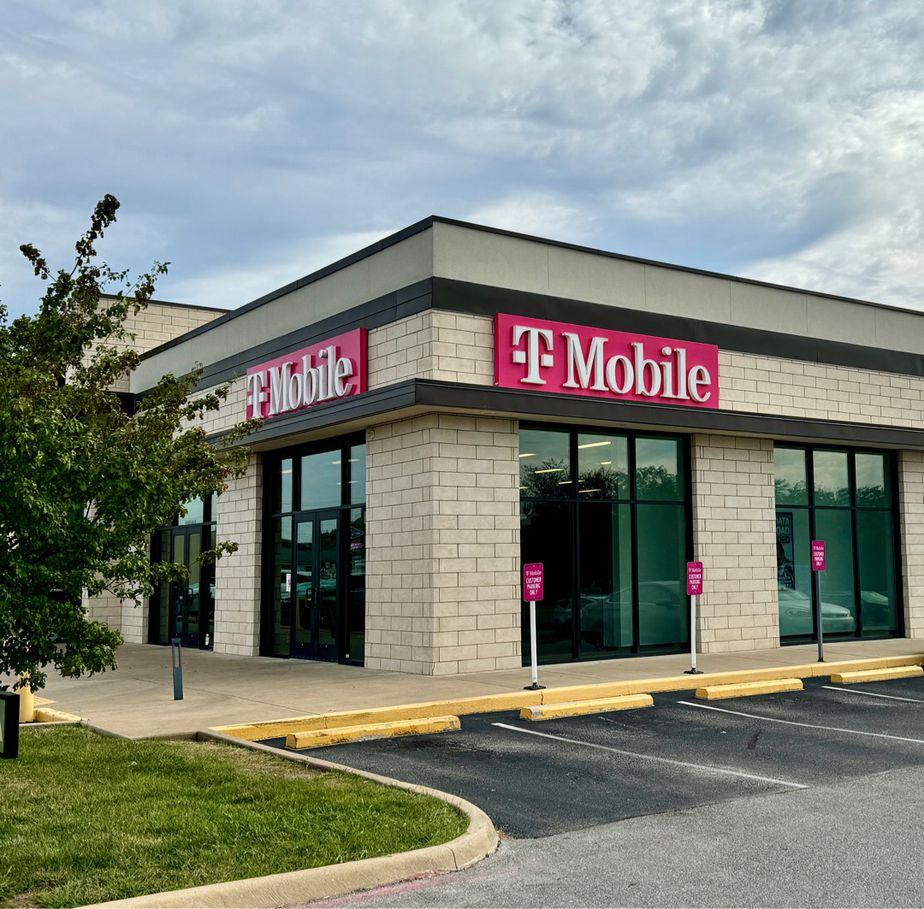 Exterior photo of T-Mobile Store at S Campbell Ave & South Ave, Springfield, MO