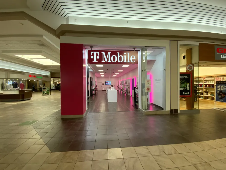  Exterior photo of T-Mobile Store at Ashland Town Center, Ashland, KY 