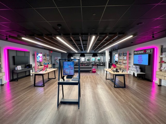 Foto del interior de la tienda T-Mobile en Laurel Shopping Center, Laurel, MD