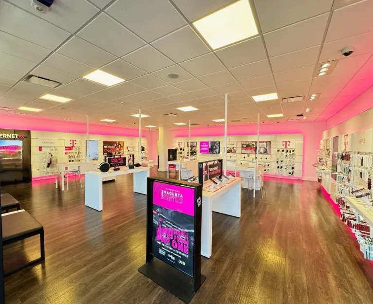 Foto del interior de la tienda T-Mobile en 87th & Lafayette, Chicago, IL