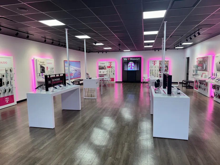  Interior photo of T-Mobile Store at Broadway Blvd & Valentine Rd, Kansas City, MO 