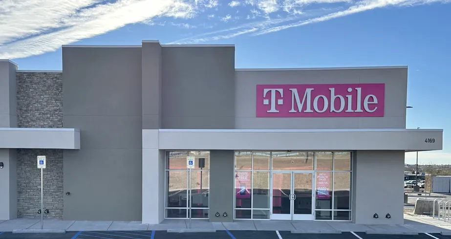 Foto del exterior de la tienda T-Mobile en Bataan Memorial & Sonoma Ranch, Las Cruces, NM