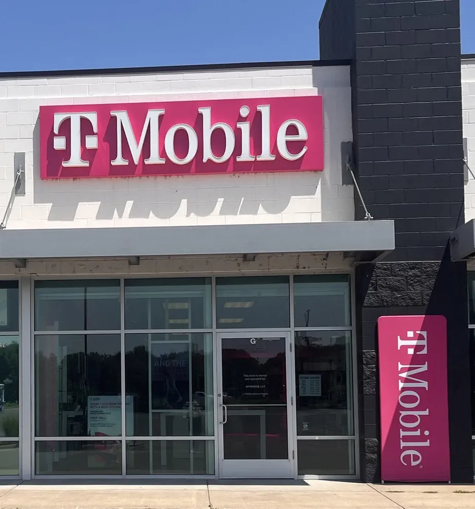  Exterior photo of T-Mobile Store at NW 25th St & NW Rochester Rd, Topeka, KS 