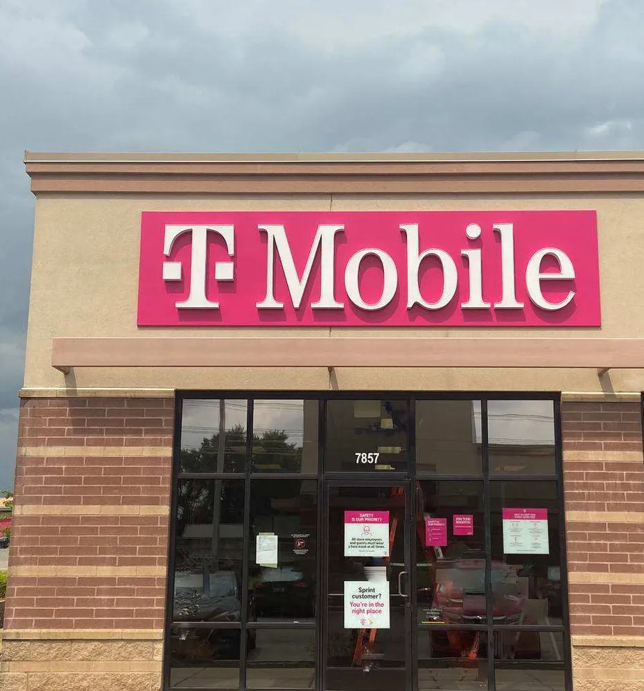 Exterior photo of T-Mobile store at Hwy N & La Le Dr, Dardenne Prairie, MO