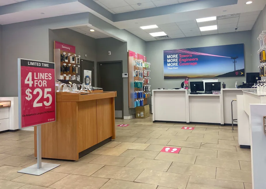 Foto del interior de la tienda T-Mobile en Southern Park Mall 3, Youngstown, OH