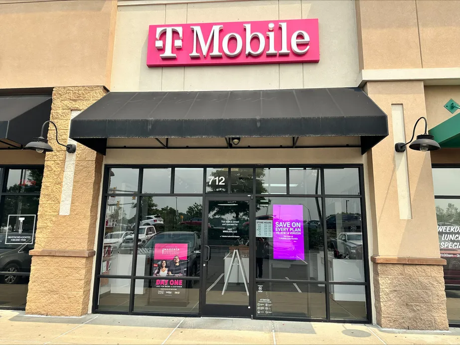 Foto del exterior de la tienda T-Mobile en Judd Pkwy & Broad, Fuquay Varina, NC