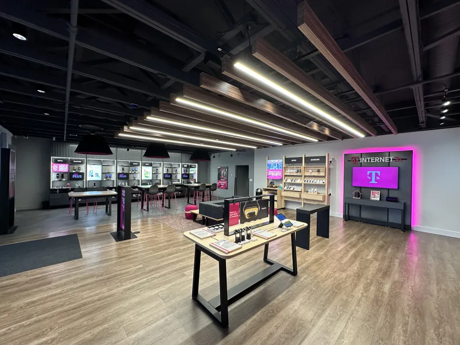 Foto del interior de la tienda T-Mobile en Progress Square, Tigard, OR