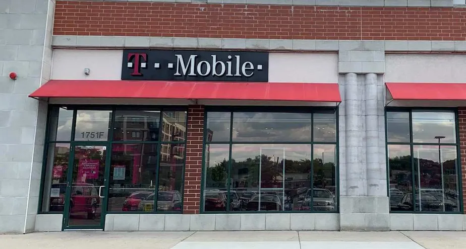 Exterior photo of T-Mobile store at W Howard & N Clark, Chicago, IL