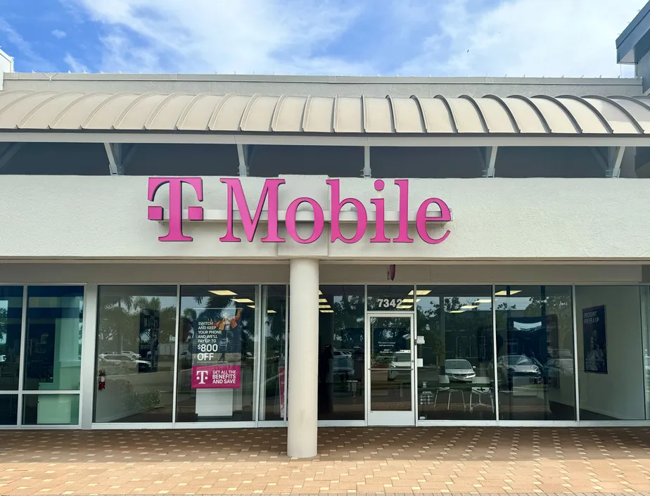  Exterior photo of T-Mobile Store at Cortez Rd W & Fl 684, Bradenton, FL 