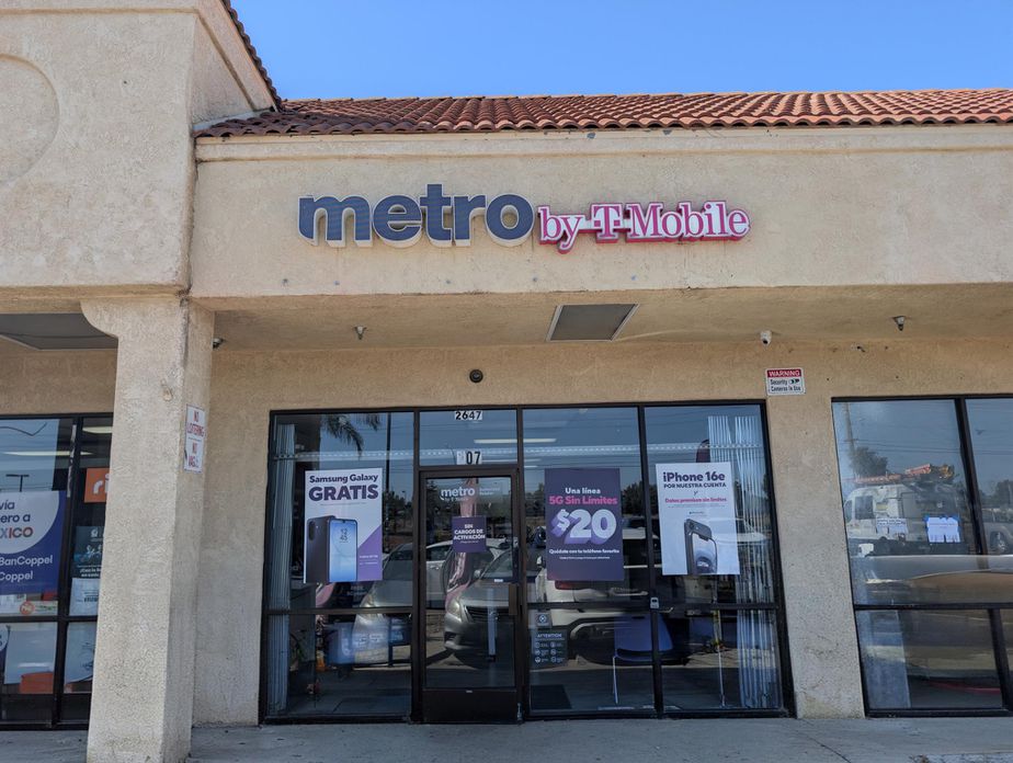 Metro by T-Mobile 2647 E Vineyard Ave - 2647 E Vineyard Ave 