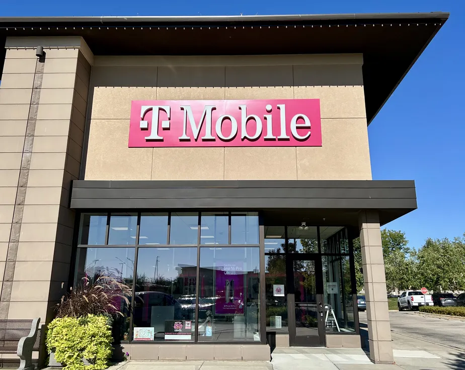  Exterior photo of T-Mobile Store at Prairie Lakes, Sun Prairie, WI 