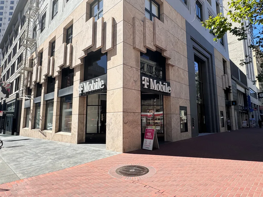 Foto del exterior de la tienda T-Mobile en Market & 3rd, San Francisco, CA
