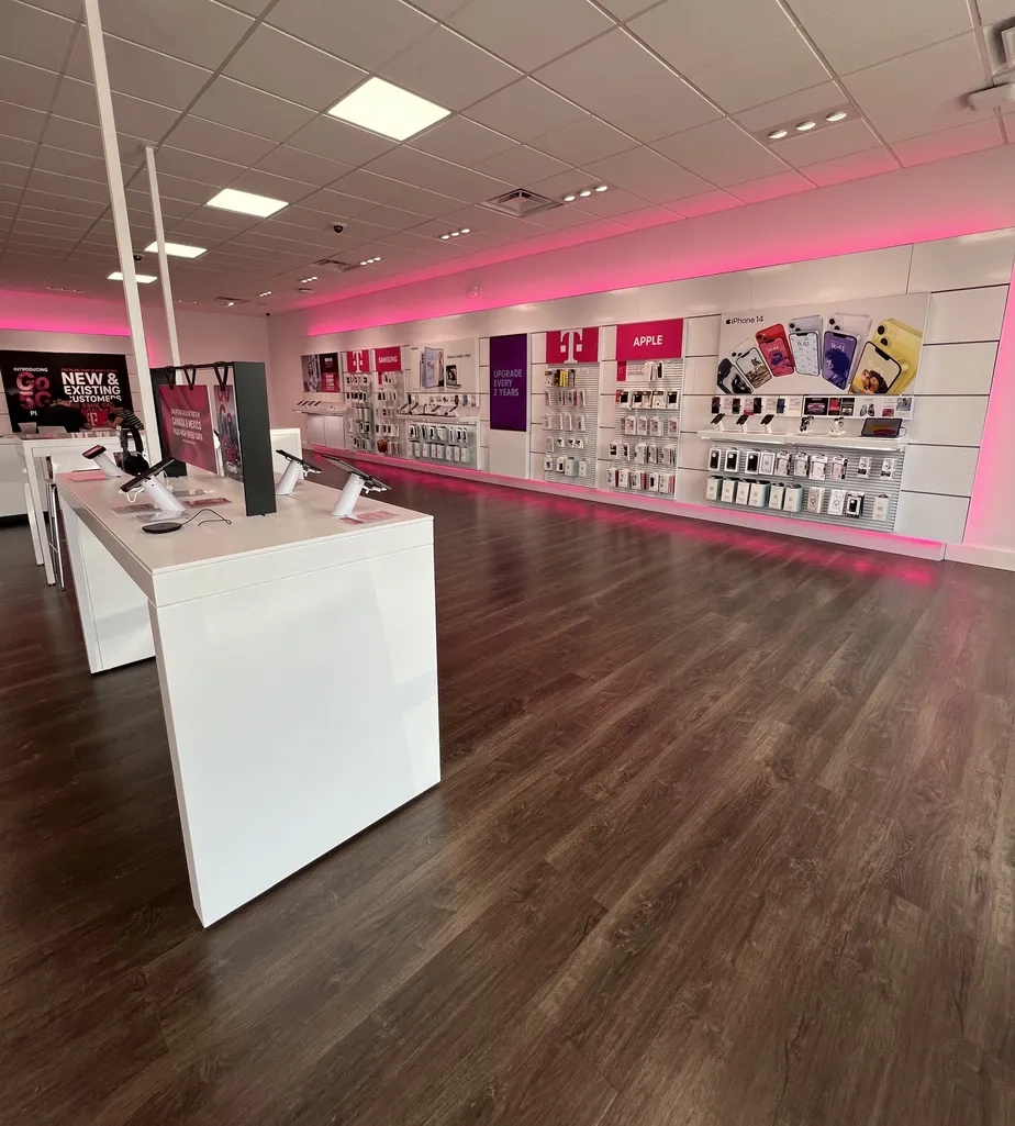 Foto del interior de la tienda T-Mobile en Bardstown Rd in Fern Creek, Louisville, KY