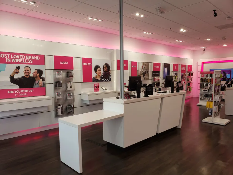 Foto del interior de la tienda T-Mobile en Poway & Community 2, Poway, CA
