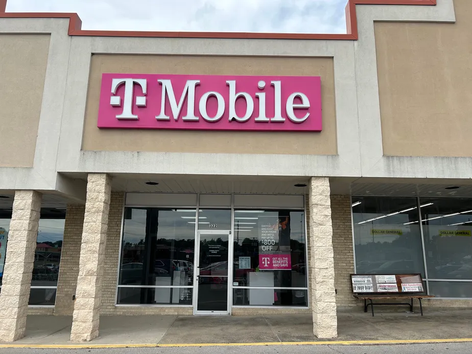  Exterior photo of T-Mobile Store at W North St & N Lima Rd, Kendallville, IN 