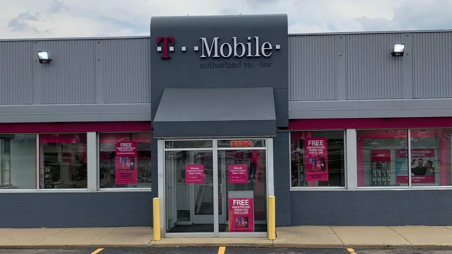 Foto del exterior de la tienda T-Mobile en Gratiot & Phelps, Clinton Township, MI