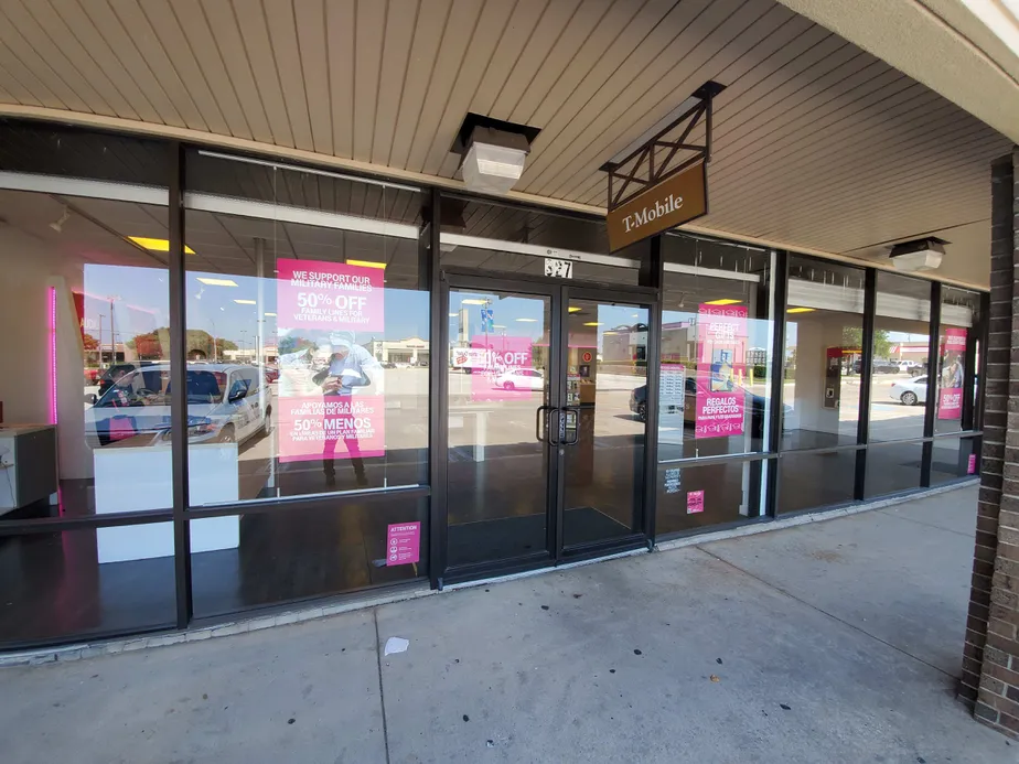 Exterior photo of T-Mobile Store at Cedar Ridge & Wheatland Rd, Duncanville, TX