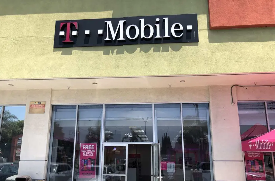 Exterior photo of T-Mobile store at Rosecrans & Long Beach, Compton, CA