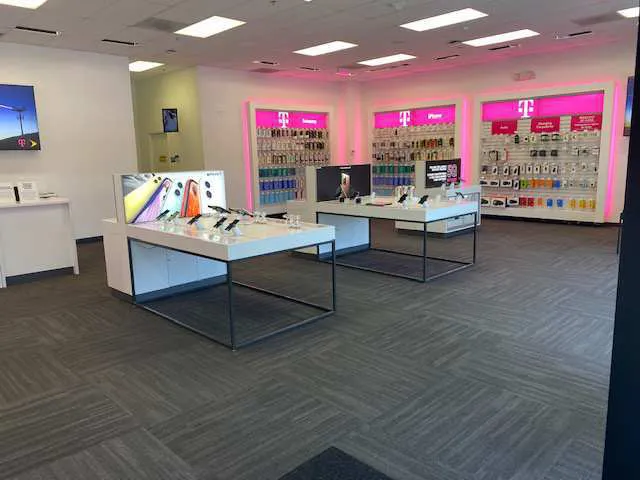 Foto del interior de la tienda T-Mobile en Collier Ave & Hunco Way, Lake Elsinore, CA