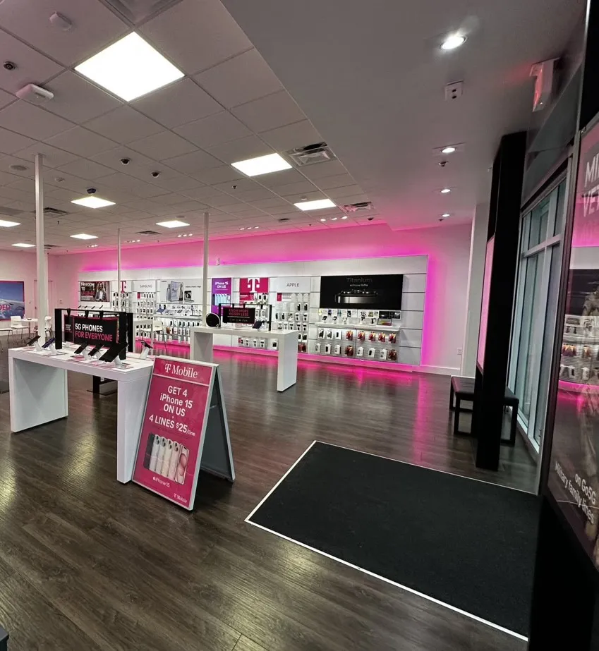 Foto del interior de la tienda T-Mobile en Pier Park North, Panama City Beach, FL