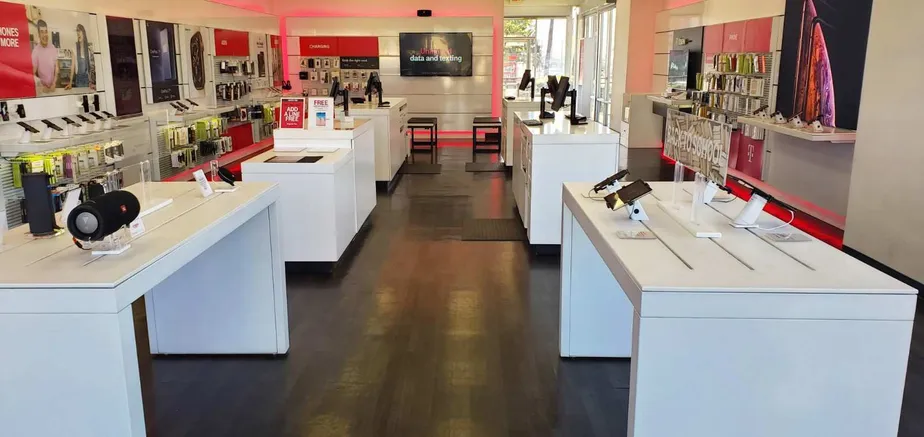 Foto del interior de la tienda T-Mobile en Baseline & Western, San Bernardino, CA