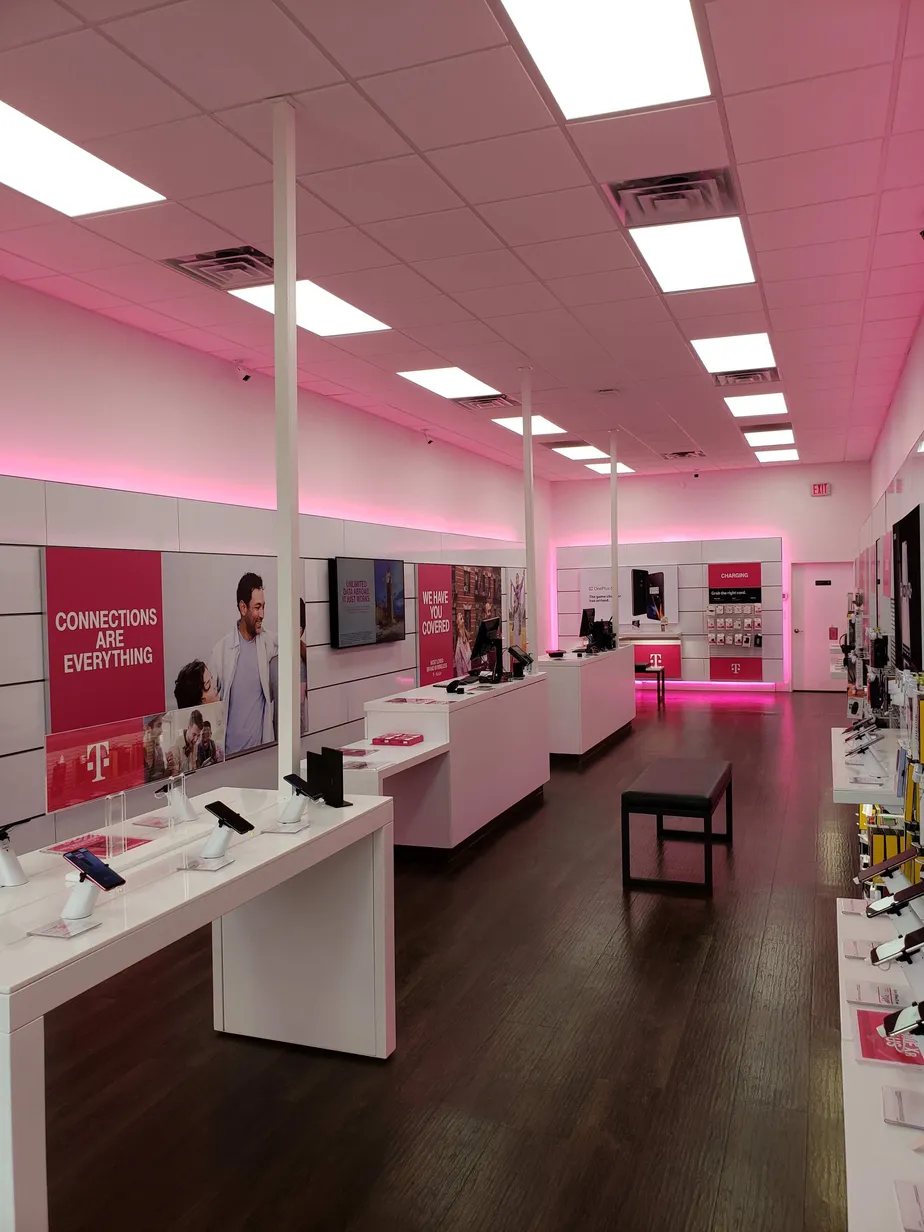Foto del interior de la tienda T-Mobile en Sr 933 N & Cleveland, South Bend, IN