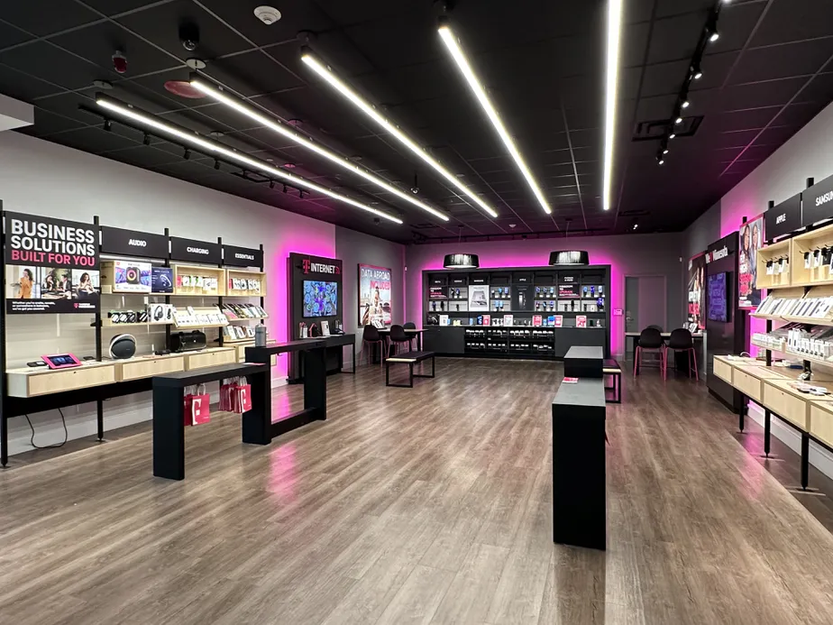 Foto del interior de la tienda T-Mobile en Apache Mall, Rochester, MN