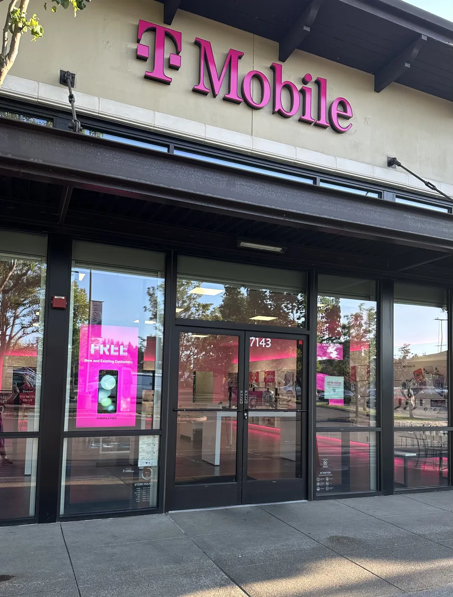  Exterior photo of T-Mobile Store at Nyberg Woods, Tualatin, OR 