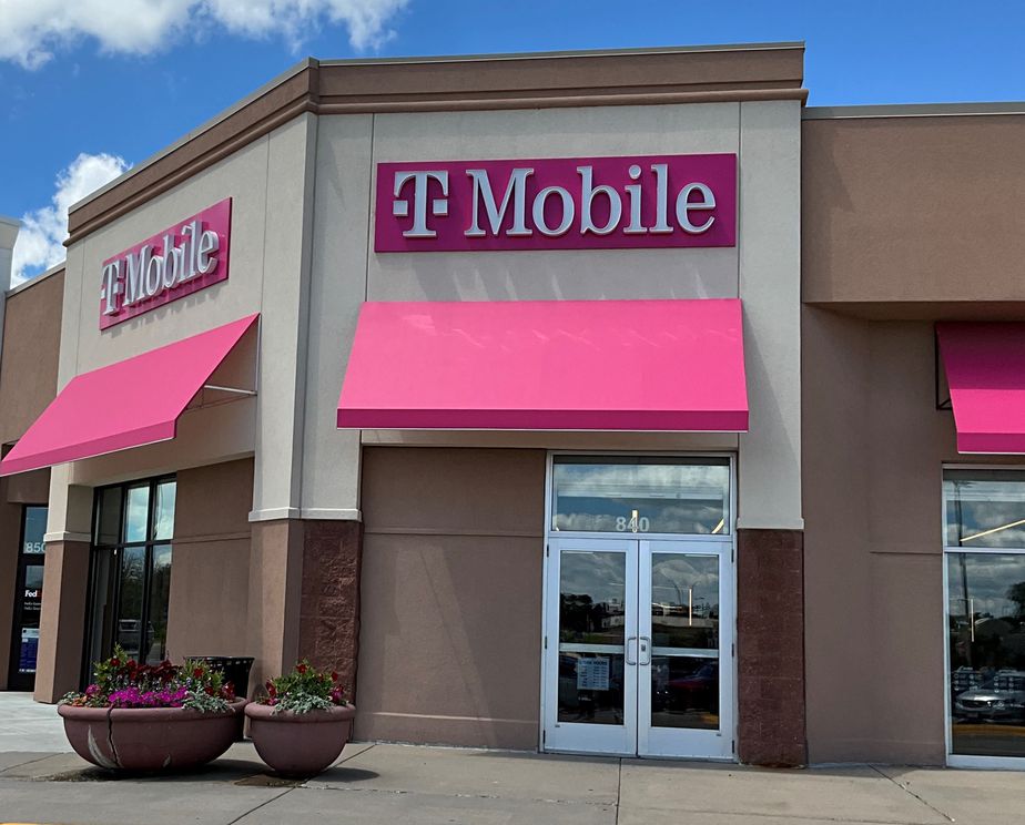 Exterior photo of T-Mobile Store at County Rd 42 & Burnhaven Dr, Burnsville, MN