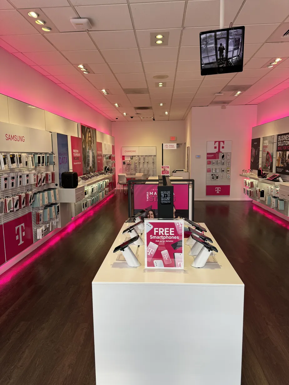 Foto del interior de la tienda T-Mobile en Division Center, Portland, OR