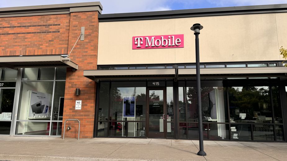 Exterior photo of T-Mobile Store at Beavercreek & Danielson, Oregon City, OR