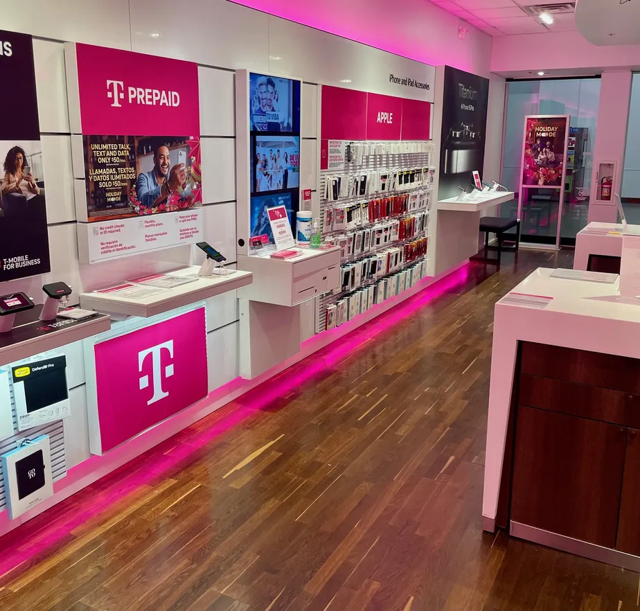 Foto del interior de la tienda T-Mobile en Katy Mills, Katy, TX
